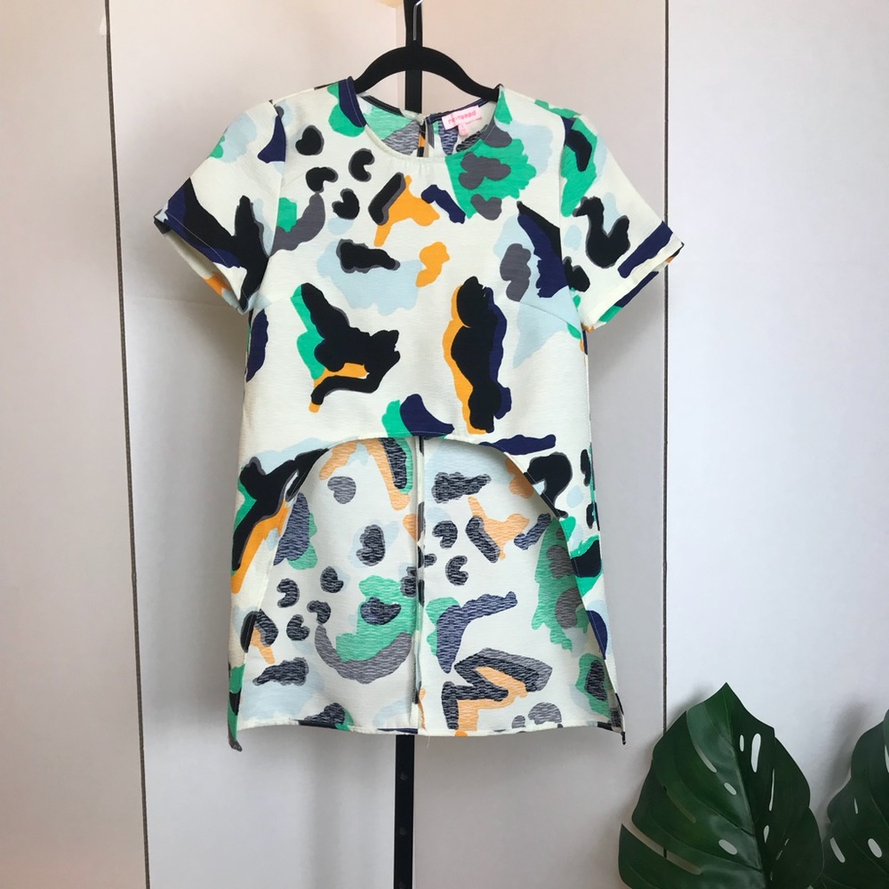 #1 Abstract Print High-Low Short Sleeved Top